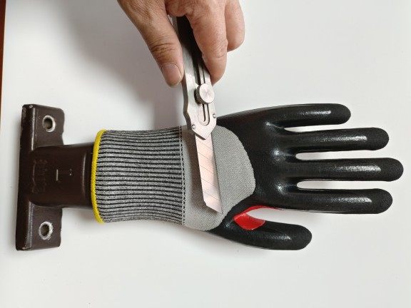 As shown in the picture, anti-cutting gloves, frosted gloves, tiger mouth reinforced super wear-resistant labor protection work touch screen gloves 12 pairs