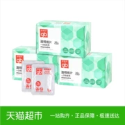 Cậu bé ngoan ngoãn bằng cồn cotton lau khử trùng