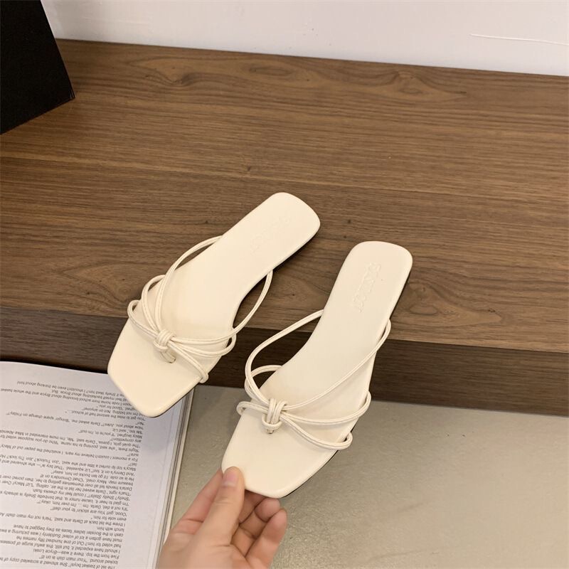 2026 New Summer Style French Retro Square-Toe Thong-Toe Flat Slippers for Women, Suitable for Outdoor Wear on the Beach and Seaside Vacation Style