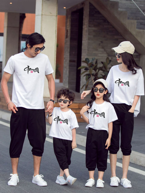 ເຄື່ອງນຸ່ງຫົ່ມຂອງພໍ່ແມ່ແລະເດັກນ້ອຍສໍາລັບຄອບຄົວສາມ, ເຄື່ອງນຸ່ງ summer 2024 ຊຸດໃຫມ່, ແມ່ແລະລູກສາວ, plus size four, street-friendly mother and child clothes, short-sleeved T-shirt