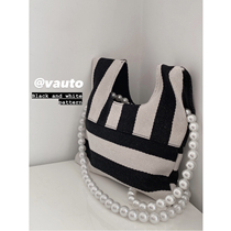 VAUTO Korea small crowddesign black and white striped knit diagonal satchel pearl chain hand superior sense single shoulder bag