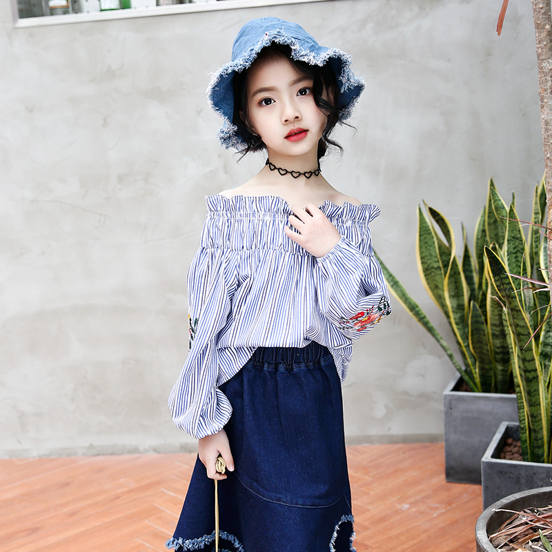 Cô gái mùa xuân dress 2020 Phiên bản mới của Hàn Quốc sọc một từ dài tay tóm cổ off-the-top vai không khí áo trẻ em.
