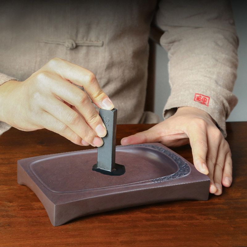 松坑段硯、8インチ四方、書道用硯、墨をすりつぶすために特別に設計された蓋付き、梁曼雄師が設計、四角と丸のエッセンスを体現、木箱付き。趙青段硯、蛇硯ではありません。