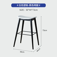 Белая пластиковая доска и черные ножки стула.