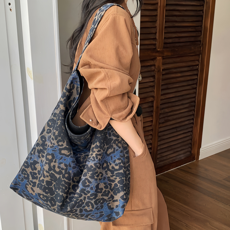 High-End Denim Canvas Leopard Print Tote Bag, Large-Capacity Commuter Bag, European Casual Lazy Style Shoulder Bag, Underarm Bag