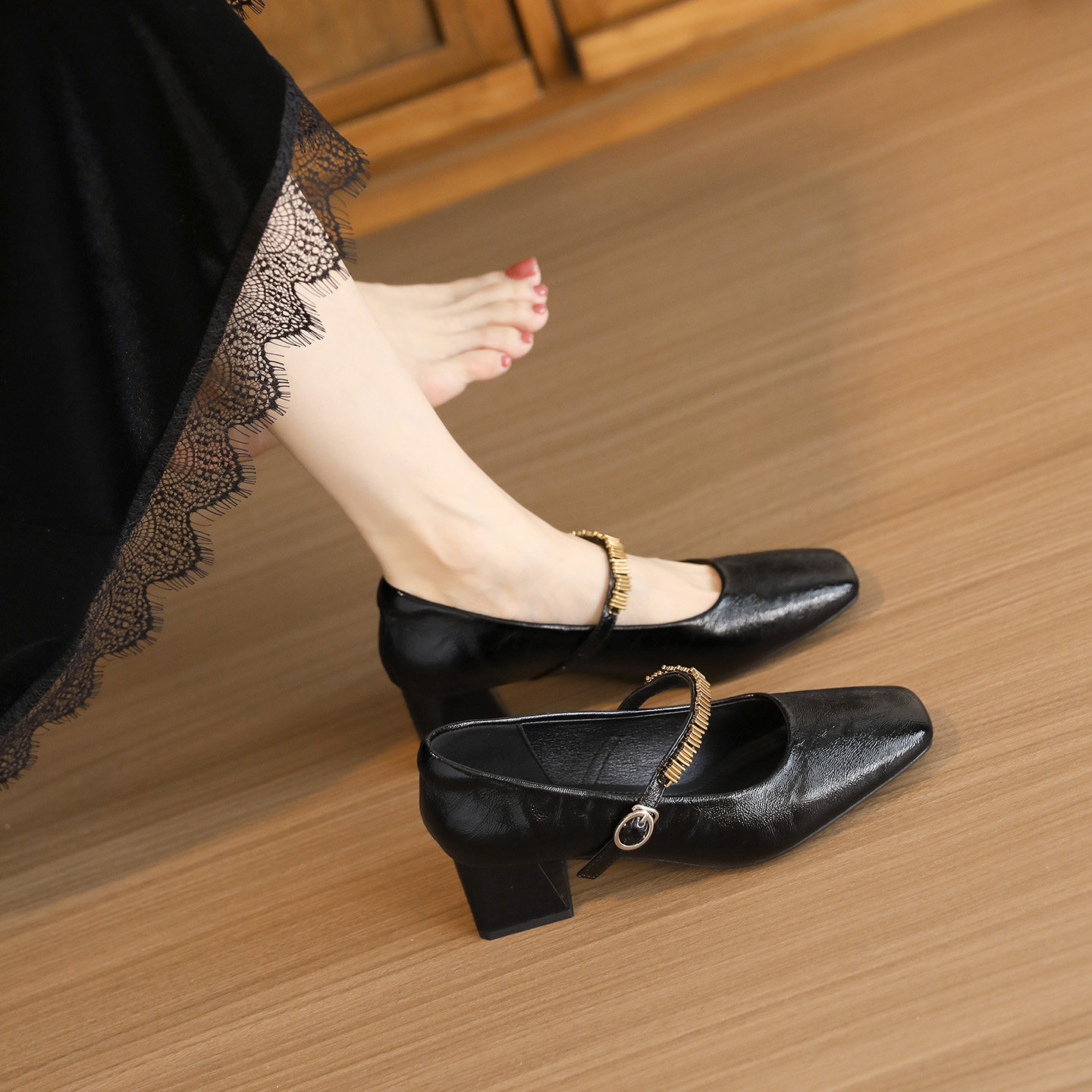 French-style black high heels for women, chunky heel, comfortable, fashionable retro style, metal chain buckle, square toe, Mary Jane work shoes.