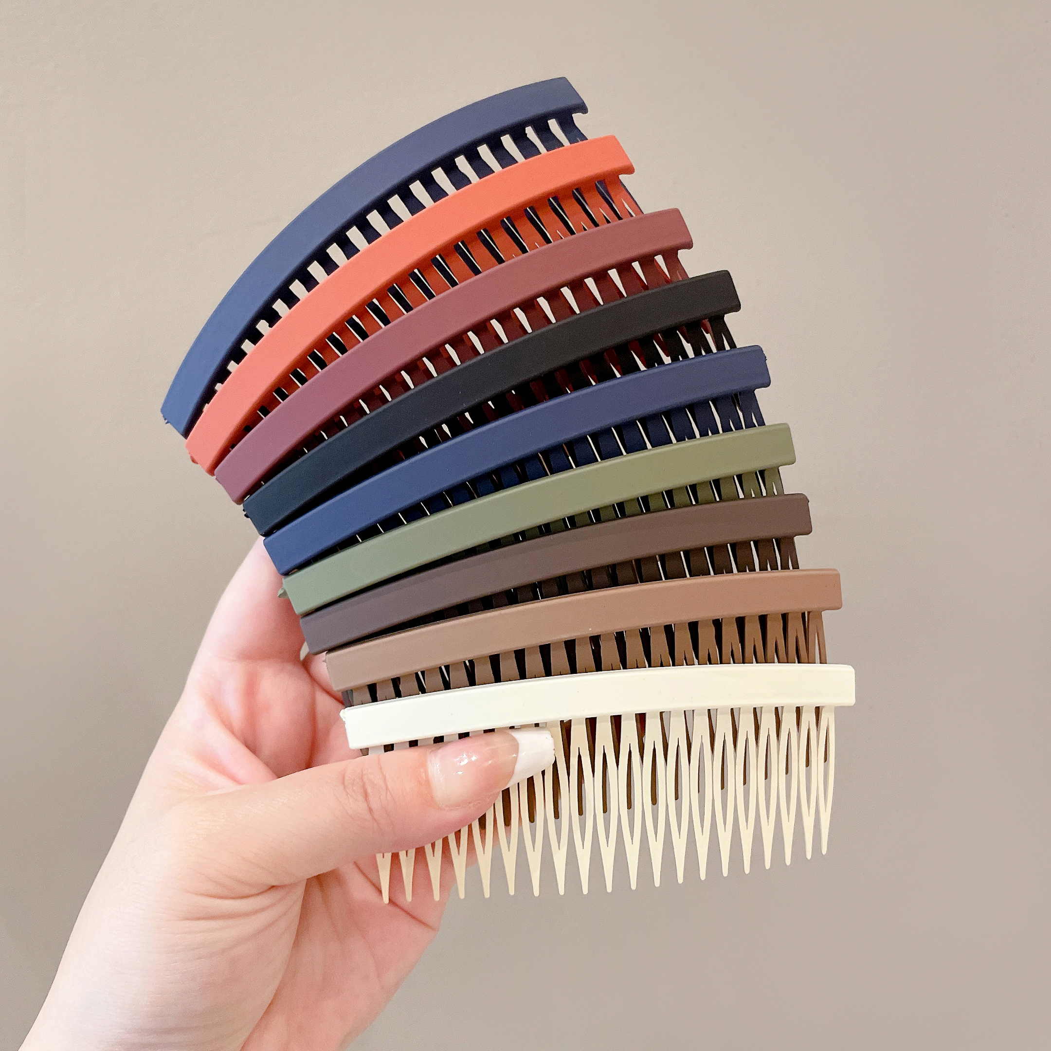 images 18:Simple grinding and combing female forehead fixed Liu Hai shredded hair soup chopping hair combing hair
