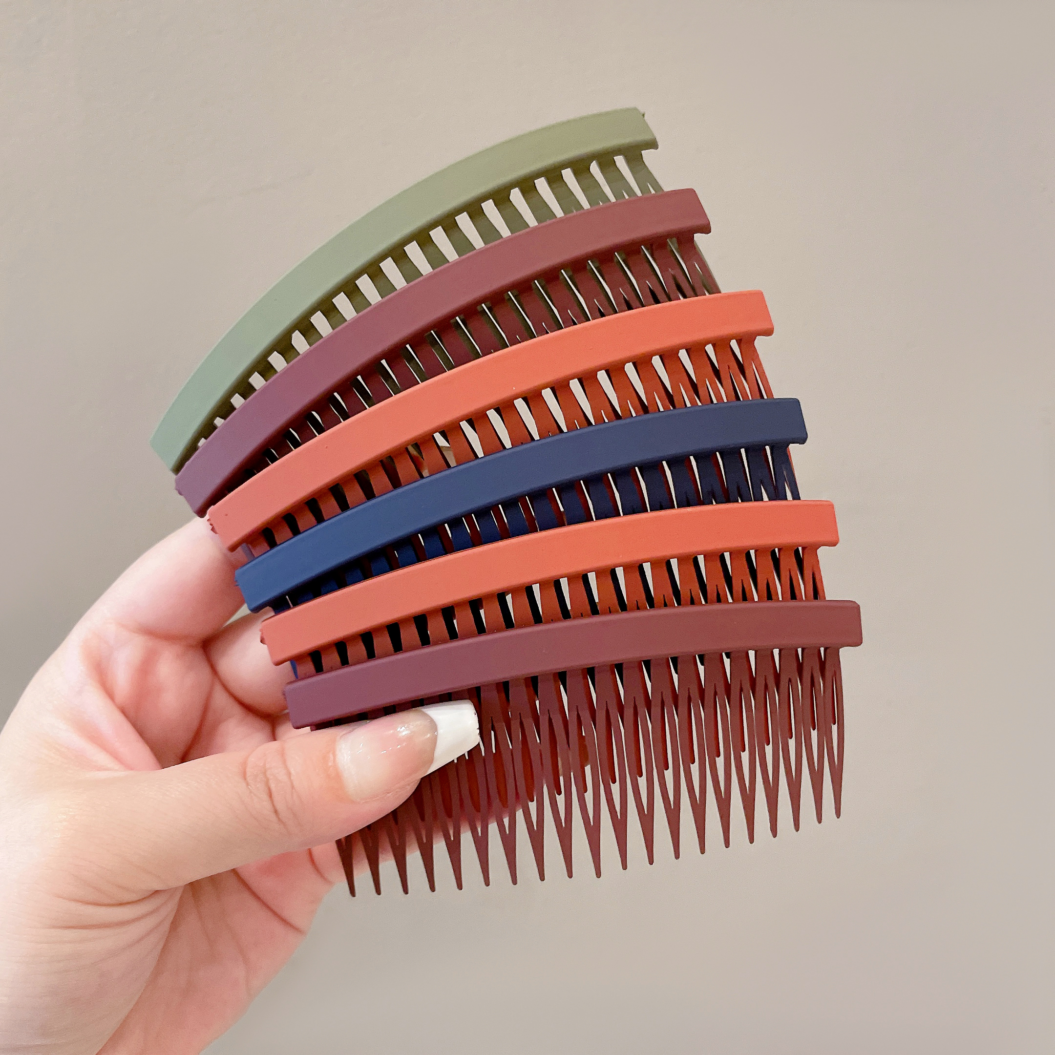 images 13:Simple grinding and combing female forehead fixed Liu Hai shredded hair soup chopping hair combing hair