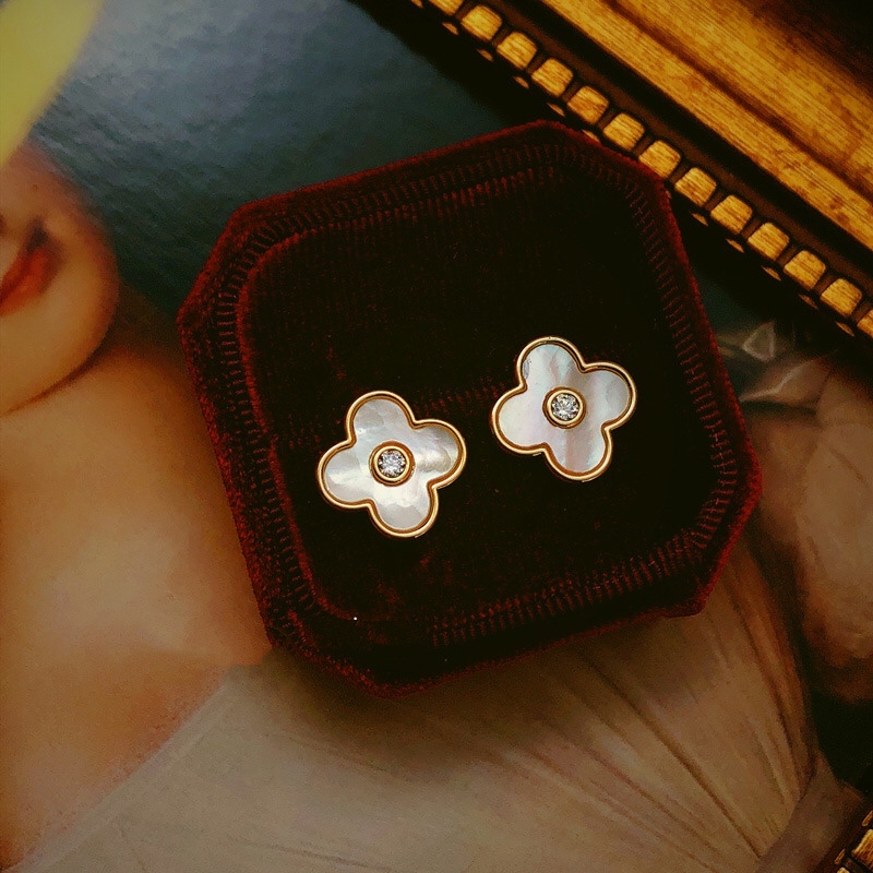 S925 new other ear holes natural shell exquisite four-leaf stud earrings temperament ear jewelry French retro