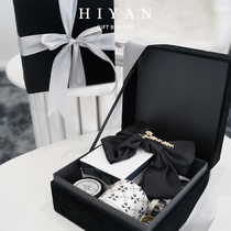Female bridesmaid with hand gift wedding practical high-end light luxury gift box set birthday gift return exquisite
