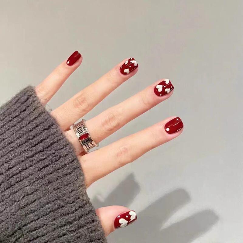Purely Handmade Wearable Nails, Autumn and Winter Red Heart Design, Short Fake Nails That Make the Skin Look Fairer, Hand-Painted Fresh Manicure, Long-Lasting and Removable