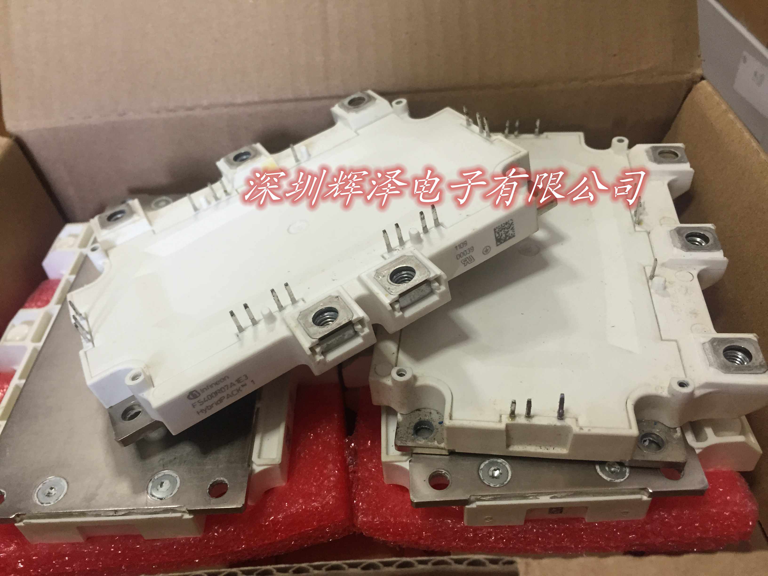 The FS400R07A1E3 Infineon IGBT module has a good look and a good look