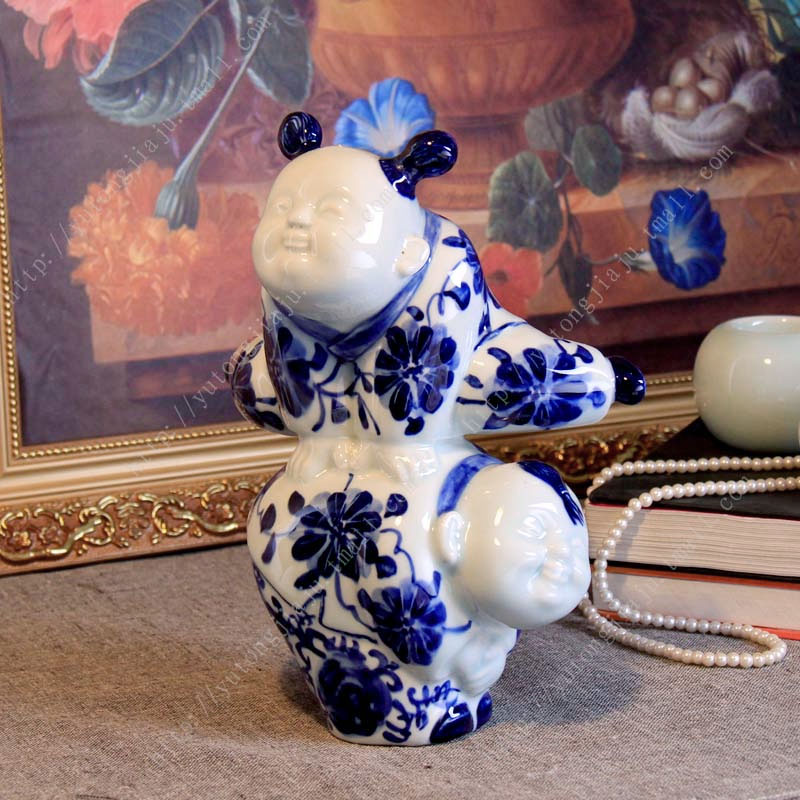 Jingdezhen blue and white porcelain is placed by hand ceramic dolls cowherd boys decorative furnishing articles process household act the role ofing is tasted
