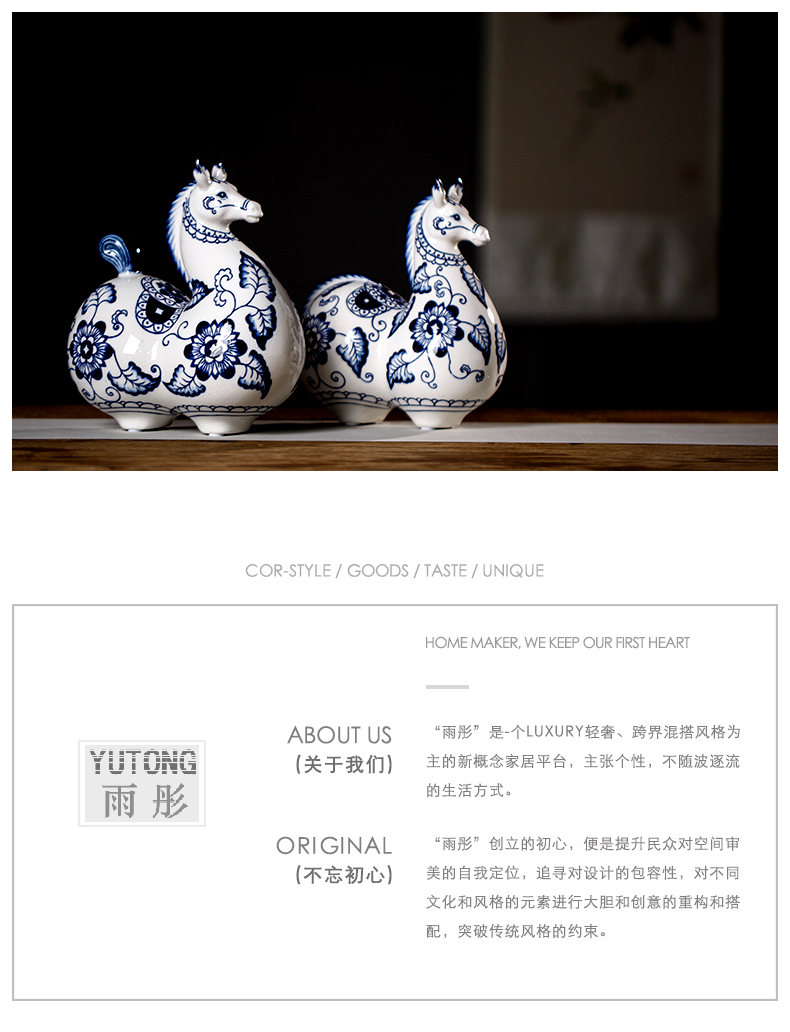 Jingdezhen blue and white porcelain ceramic horse furnishing articles of ceramic arts and crafts of Chinese style restoring ancient ways is the sitting room TV cabinet decoration decoration