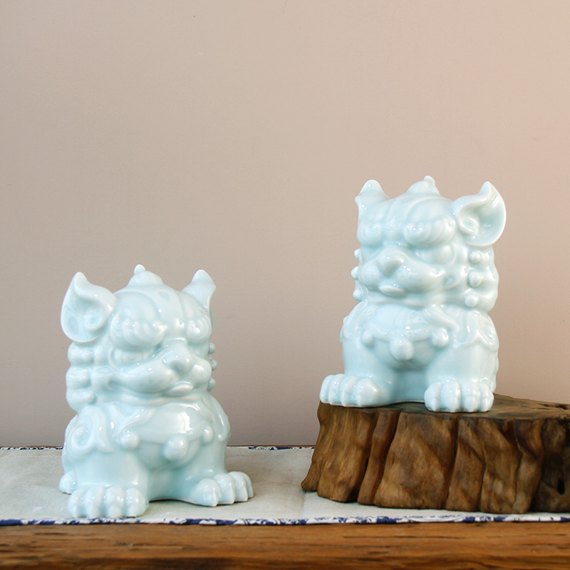 Chinese style ice crack glaze crafts are lion jingdezhen ceramics by hand home furnishing articles home decoration