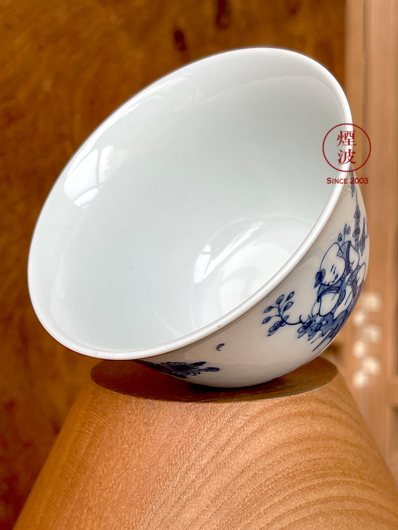 Jingdezhen blue and white meilan lesser RuanDingRong made lesser money lotus by four seasons boy baby play sample tea cup tea cups