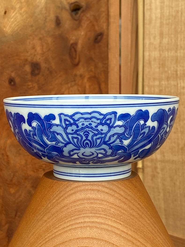 Jingdezhen spring auspicious jade Zou Jun up the system of eight new treasure phase model of blue and white flower painting of flat bowl