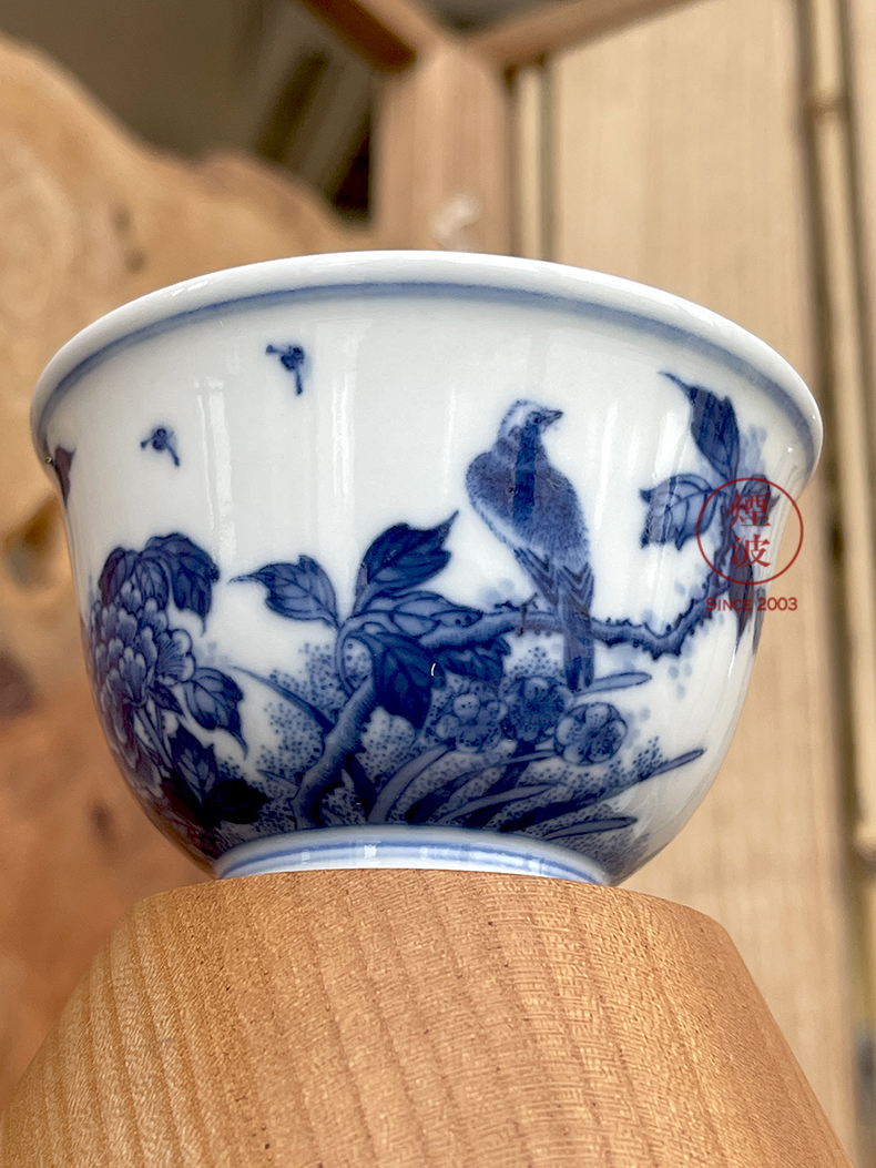 Jingdezhen lesser RuanDingRong made lesser hand - made of blue and white porcelain with a silver spoon in its ehrs expressions using the to white - crested sample tea cup