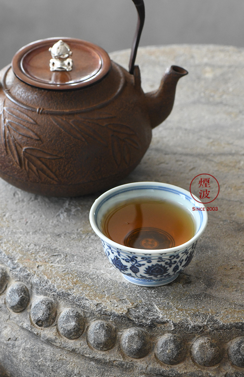 Jingdezhen sleep mountain hidden up seal character style imitation blue - and - white Ming yongle branch lotus flower heart pressure hand cup drawing