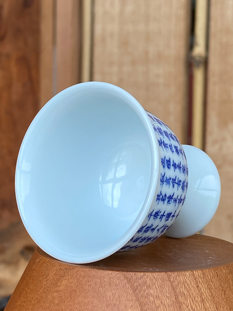 Jingdezhen spring auspicious jade paragraphs Zou Jun up system of blue and white figure of eight to sketch a cup of white wine into the wine cup