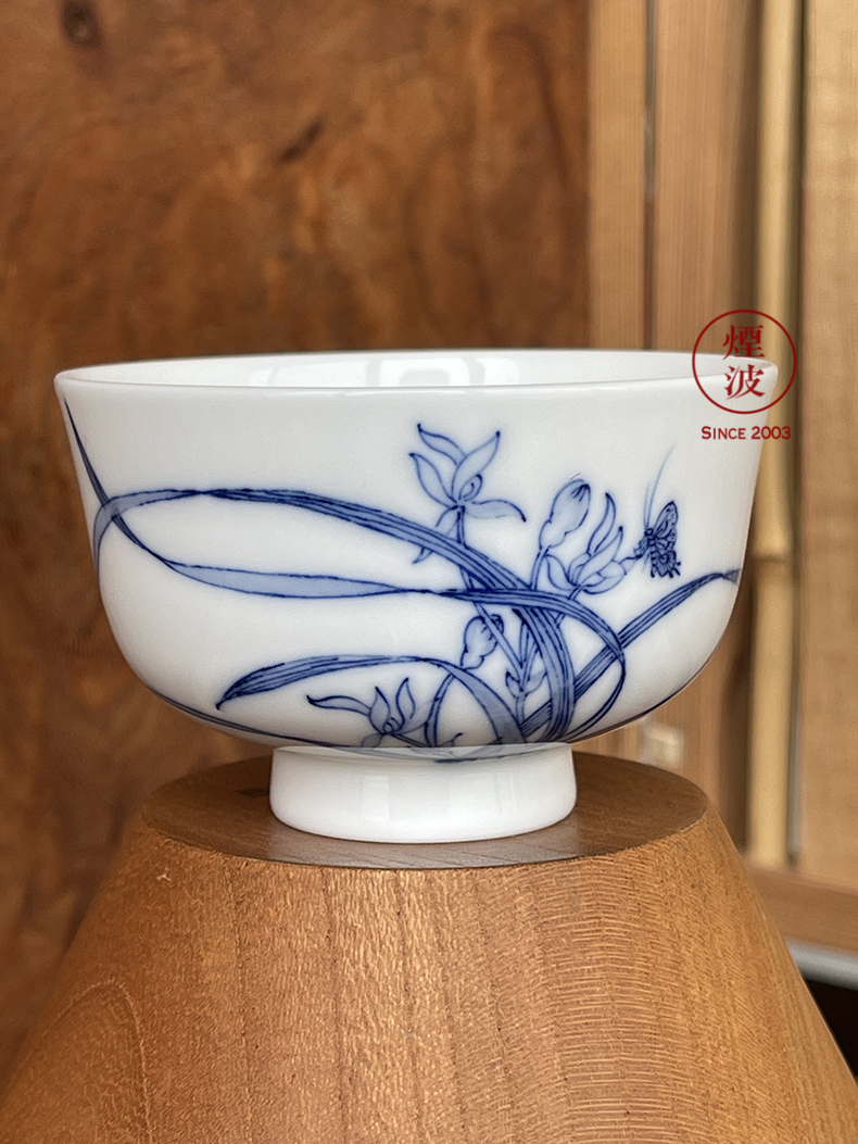 Jingdezhen nine calcinations hand - made blue - and - white porcelain hand refers to butterfly pressure hand cup tea cups