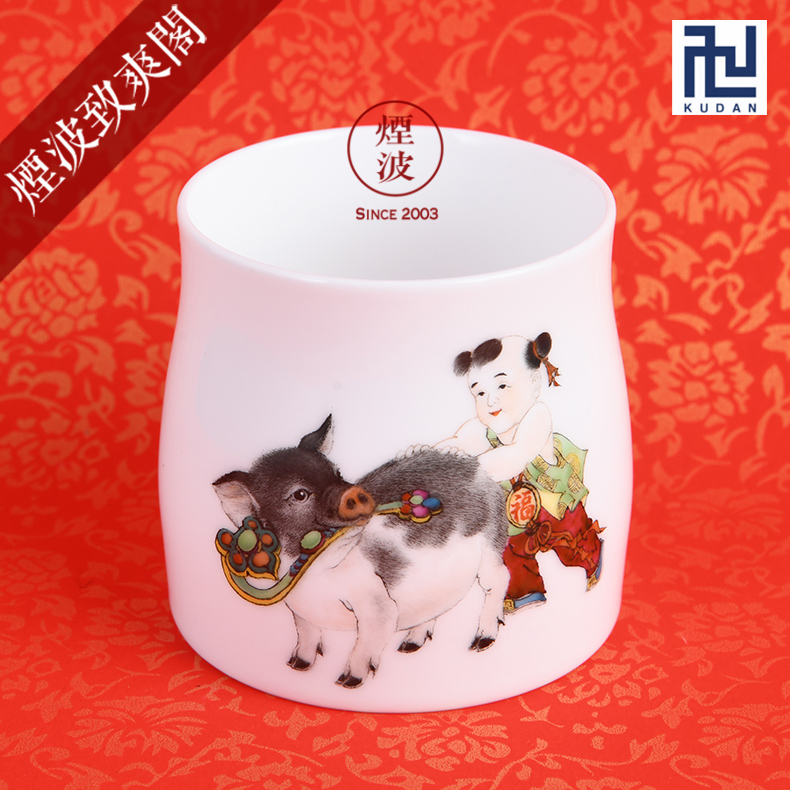 Those nine calcinations hand - made famille rose porcelain jingdezhen experienced painters lam, well the first year of the pig bar cup