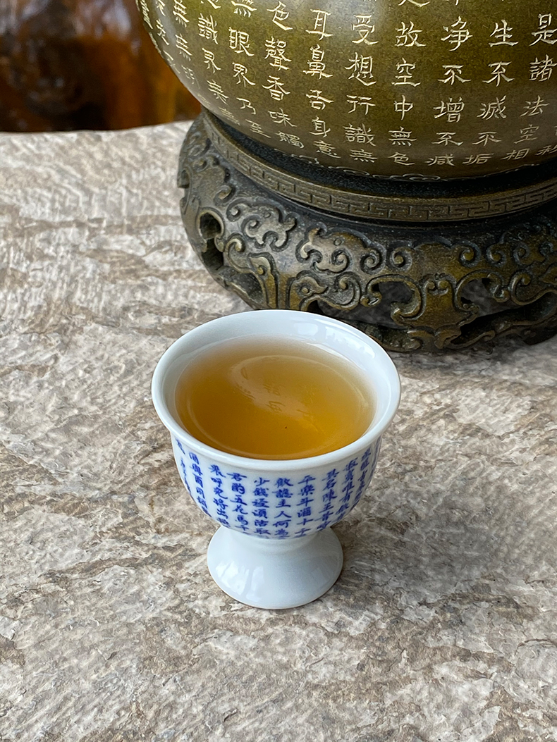 Jingdezhen spring auspicious jade paragraphs Zou Jun up system of blue and white figure of eight to sketch a cup of white wine into the wine cup