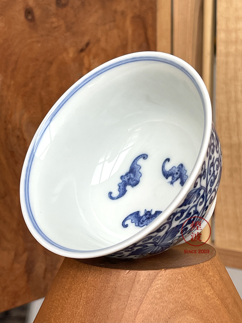 Jingdezhen lesser RuanDingRong made lesser collection model of blue and white grape grain youligong tangled branches bats cup drawing