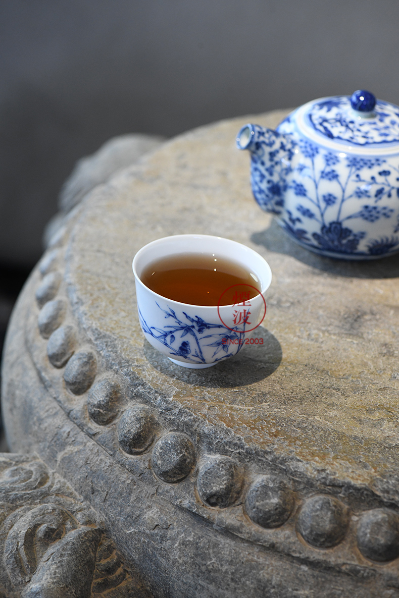 Jingdezhen blue and white flower on bamboo nine calcinations hand - made porcelain hand cup cup sample tea cup