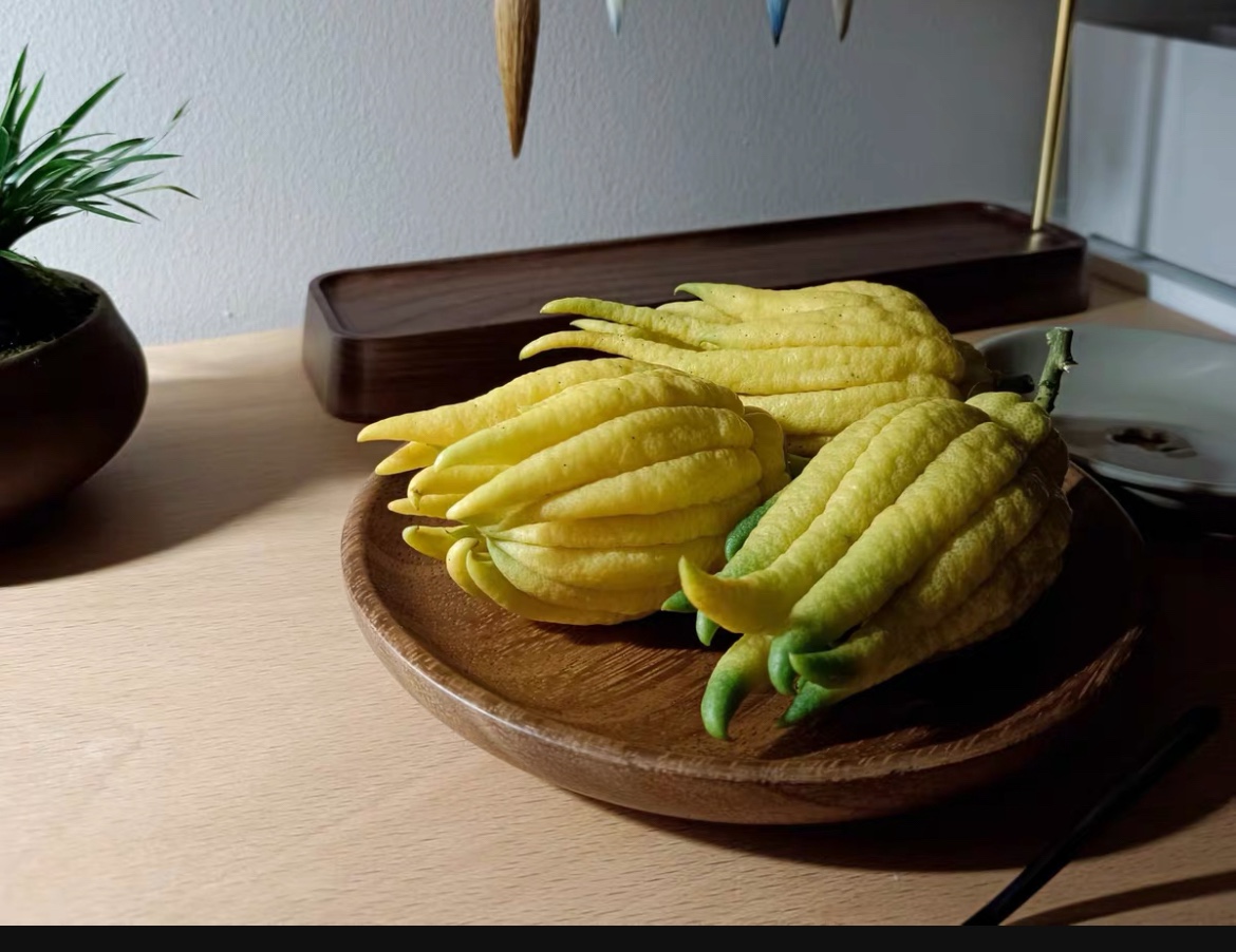 (green fruits with branches and peels) golden huaver hand fresh fruit inserts vase for the Buddha to see the new products for the new products