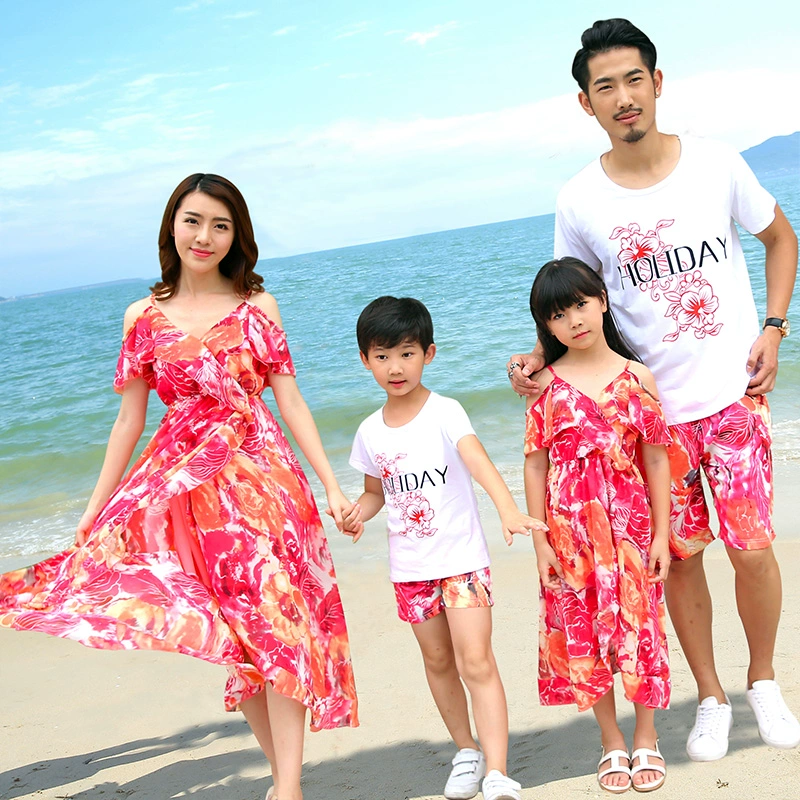 Gia đình thân thiện với gia đình trọn vẹn 2018 hè đi biển gia đình ba chiếc váy bốn cửa đi biển bên mẹ