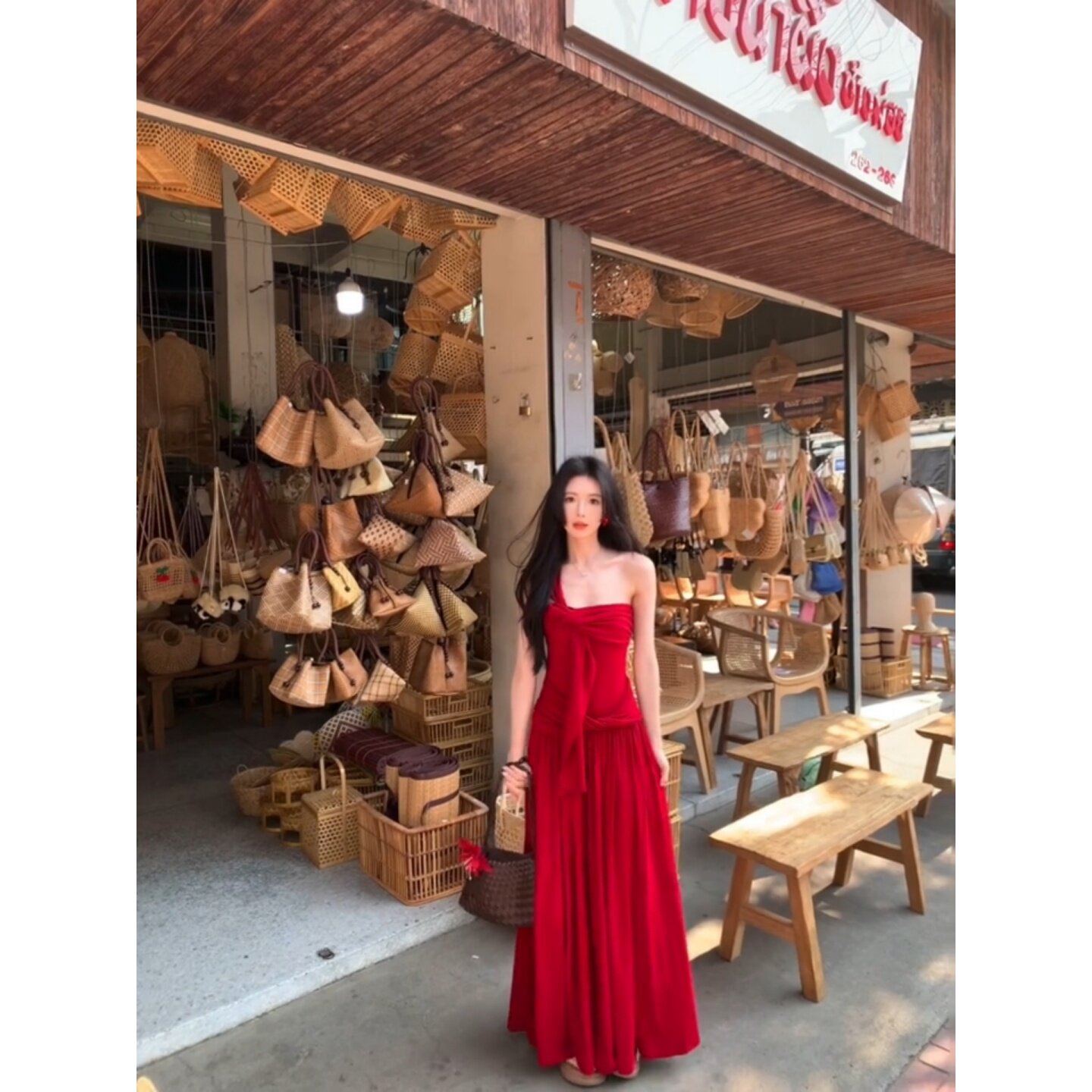 レトロな赤い結び目のあるストラップレスドレス。夏のビーチバケーションスタイルで、セクシーで魅力的。ウエストはフィットし、スカートはふんわりとしています。