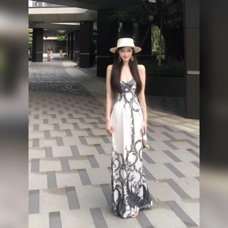 French Retro Printed V-Neck Suspender Dress for Women, Summer Resort Style, Pure and Elegant Waist-Cinching Beach Long Skirt