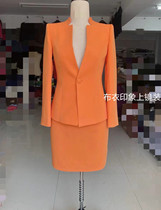 Cloth Impressionable to be a female presenter on a mirror Costume Announcer candidate for interview with a small suit QB8180