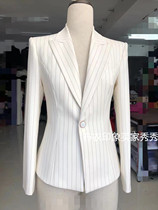 Cloth Impressionable to be a female presenter on a mirror Costume Announcer candidate for interview with a small suit QB8171