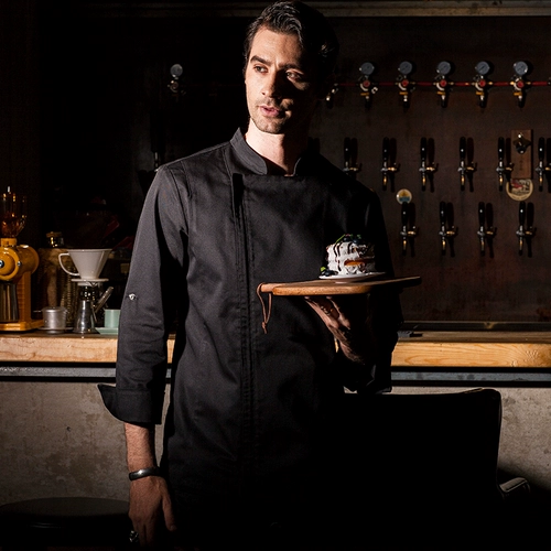 Шеф -повара по шеф -повару Мужчины и женщины с длинными пустями -на нем больше метров после ресторана, повар кухонного питания