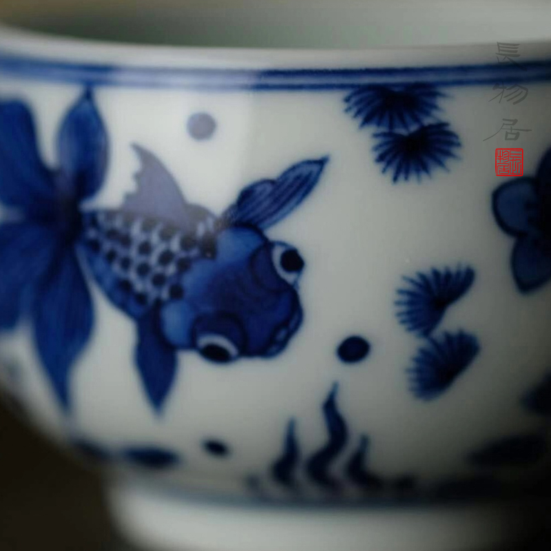 Offered home - cooked view taste good in blue and white goldfish sample tea cup bowl of jingdezhen ceramic tea set manually cups