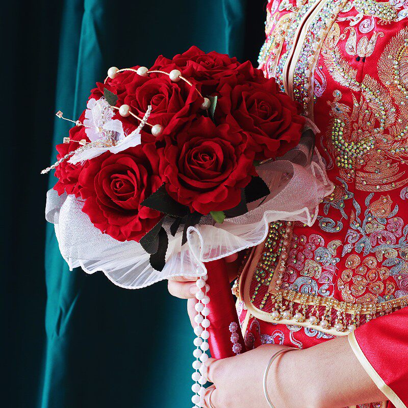 Douyin Chinese style bridal bouquet classical style wedding Xiuhe clothing holding imitation velvet red rose bouquet