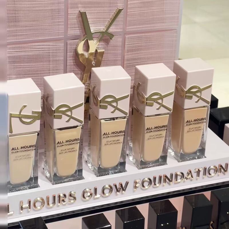 Combination Dry Skin Reigns Supreme~ Ysl Saint Laurent's New Powder Foundation Is Skin-Friendly, Adheres to Clothing, Doesn'T Stick to Powder, Is Lightweight and Moisturizing