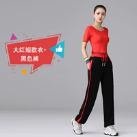 Короткие черные штаны, напульсники