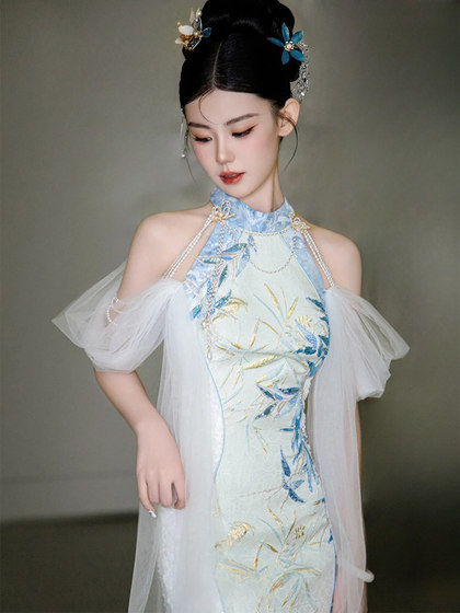 新中式国风晨袍新娘女订婚宴改良小众挂脖重工旗袍高端轻奢晚礼服