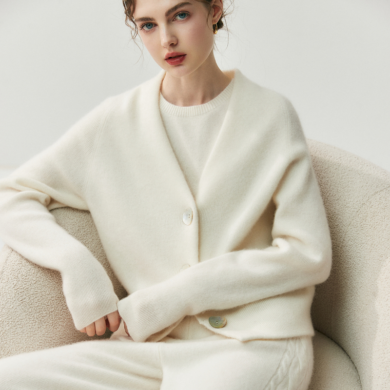 Light, Soft and Waxy~ Shell-Buttoned Small Cashmere Cardigan for Women, V-Neck Coat, Loose and Thick, Knitted Wool Sweater for Outer Wear