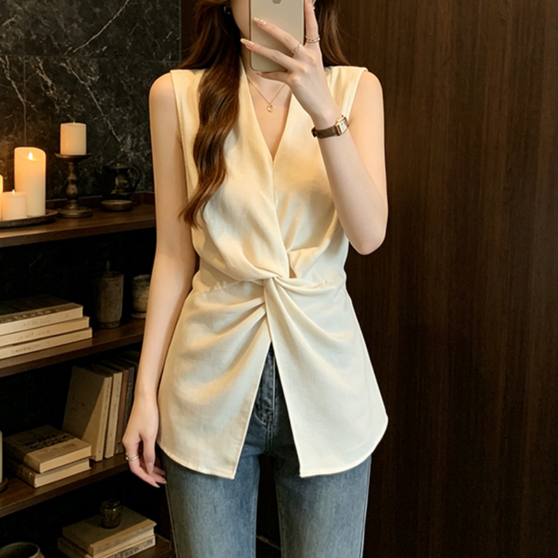 Plus-Size 2026 Summer New Women's Fashion, Elegant and Sophisticated Style, Solid Color Twist Design, Tummy-Concealing, Slimming Sleeveless Tank Top