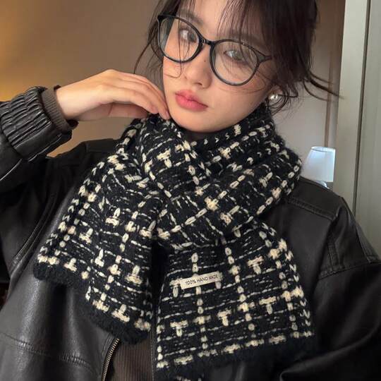 2024 New Black and White Plaid Knitted Scarf for Women, Winter Korean Style, Versatile, Student Couple Neck Warmer, Trendy for Men