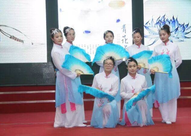 New dance fan stage performance props emulating the opening ceremony of the Gymnastics Games of the Ribbon Dance