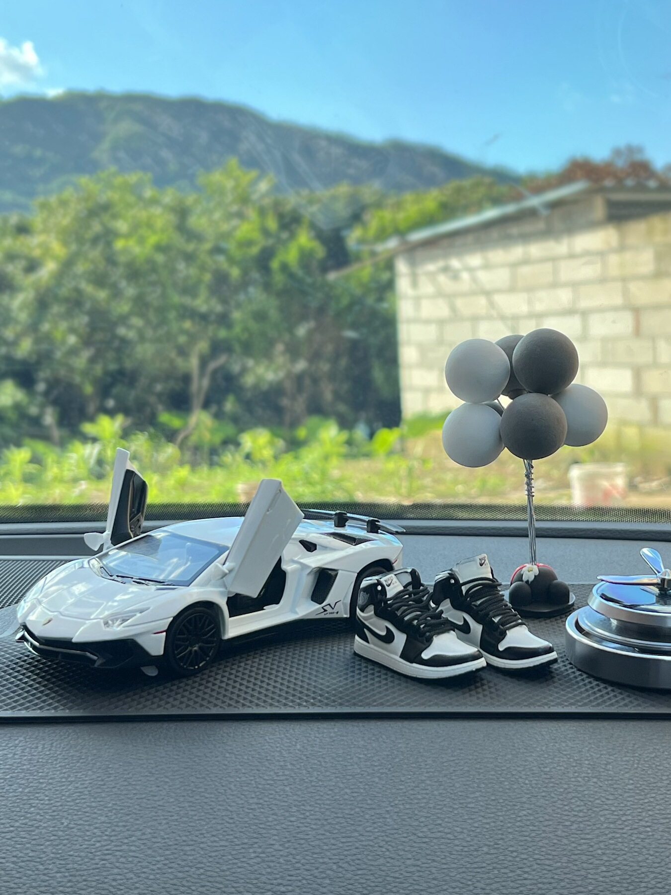 2025 Car Central Control Dashboard Exclusive Car Interior Decoration Light Luxury Unisex Trendy Creative Figurine Model Ornament