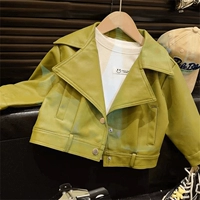 Кожаная куртка с зеленой лацканой