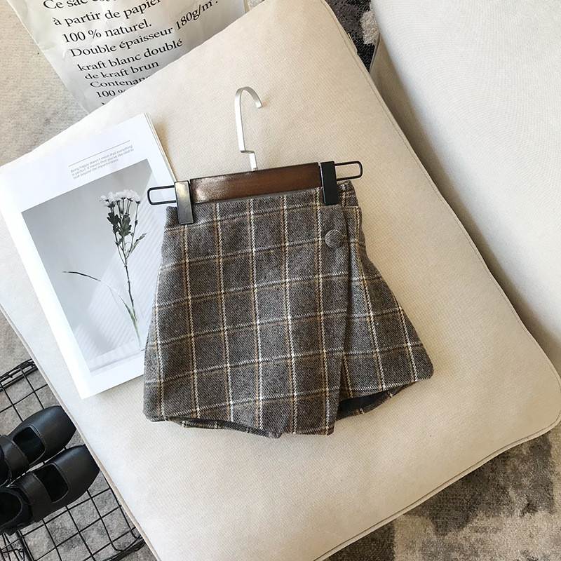 Korean version of children's clothing 2022 girl baby fall new retro plaid side shorts skirt pants child foreign pie 100 hitch