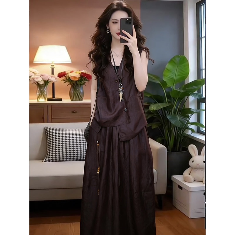 Fashionable Women's Summer Outfit, Slim Fit, Sleeveless Vest and Skirt Two-Piece Set for Commuting Wear