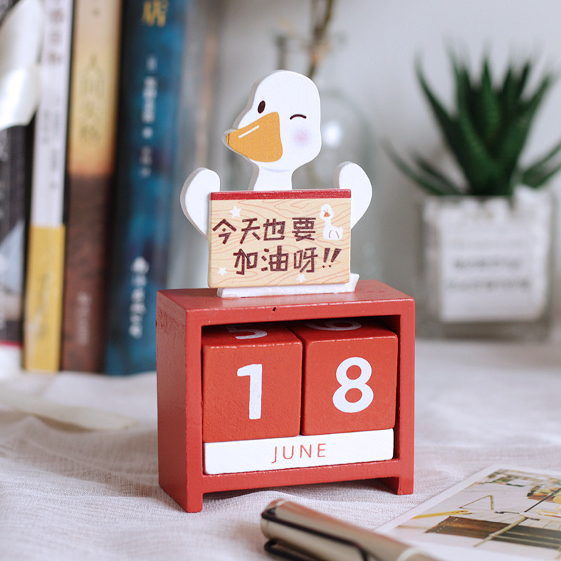Healing small ornaments ins desktop cute girl heart small objects home decorations wooden table calendar small gift